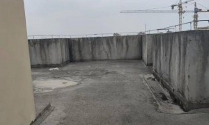 21岁双胞胎姐妹1死1重伤，凶手为妹妹男友，案发前数小时双方在派出所调解，家属起诉警方失职；嫌犯作案当天发布动态：狠角色我只扮演一次