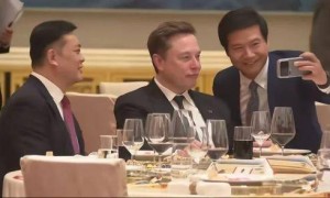 国宴前雷军主动与马斯克合影互动，中美两大车企掌门人同框