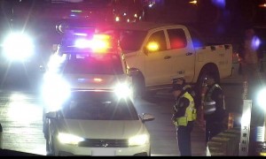 男子载着父亲在高速上龟速压线S型行驶 民警一查：无证驾驶，罚款1000元