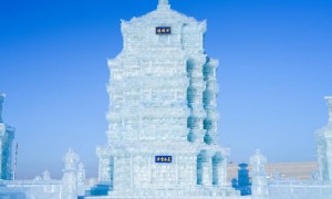 冰雕黄鹤楼亮相央视春晚，由万名工人用松花江天然冰筑成，景区：飞檐翘角的形制很地道