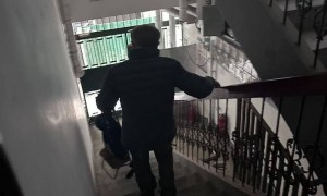 老人与十五级台阶的距离