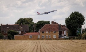 航班上乘客离世，遗体被放机舱厨房13小时，机组人员心理创伤申请休假，英航回应