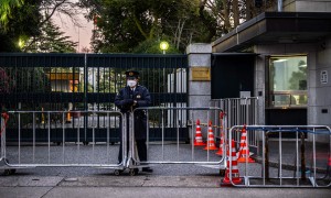 携刀强闯中使馆的男子身份披露，日本警方通报调查进展
