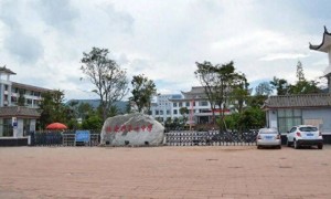 云南一中学教师疑校内跳楼轻生，留有遗书称遭刻意打压、针对；当地教体局：坠楼教师目前生命体征平稳，暂无生命危险，相关部门已介入调查
