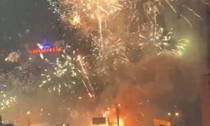 辽宁盘锦一鞭炮摊失火，目击者：看了半小时烟花爆竹