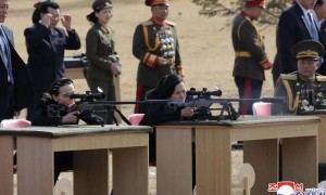 金正恩向主要领导干部赠送新一代狙击步枪