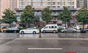 西安街头一新能源车凌晨突发爆响，挡风玻璃震裂掉落，车企客服称车内有不安全物品，警方介入调查，网传部分信息与实际不符