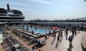 “能下船但能去哪？”中国游客滞留迪拜：巨型邮轮变海上临时避难所，5000人被困