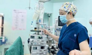 江苏卧床35年女子诞下健康宝宝：患有脊髓性肌萎缩症，从8个月起便常年卧床；分娩风险高，在孩子足月的情况下进行剖宫产