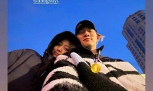 苏翊鸣夺金后火速官宣恋情，赛后甜蜜回复花滑运动员朱易：爱你宝贝；教练曾说，苏翊鸣米兰拿坡面障碍金牌前不能谈恋爱