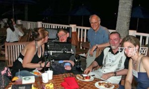 美司法部就爱泼斯坦案曝光霍金与身穿比基尼女子合影，霍金家人：系护理人员，他需要全天候照护；此前辟谣照片是合成伪造