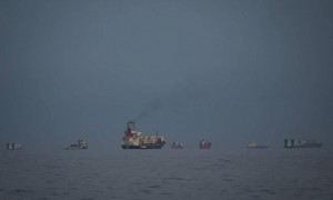 霍尔木兹海峡封锁6周，超2万海员困在船上，有人不得不和死去的同事共处一船