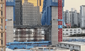 京东上海总部大楼“歪”了？项目经理称涉事工地已停工，事故原因正调查