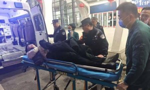 大年初三常德一男子拜年喝1斤白酒，在火车站“断片”，众人暖心守护紧急送医