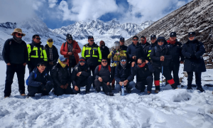 库拉岗日山峰徒步失联女子已找到：在牛棚被发现 牛粪盖在身上取暖 承担部分救援费用