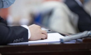 男子身体不适仍开会到晚上10点 回家不到1小时倒地后猝死 法院一审未认定工伤