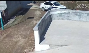 “辅警私开警车回家砸毁邻居财物被辞退”后续：对其不予处罚决定因“程序违法”被撤销