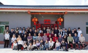 广东一家族连续四年拍春节全家福引网友羡慕：五代同堂60多人，最大年龄差超90岁