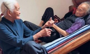 广东91岁女儿回娘家向113岁妈妈撒娇：认识快100年了，母女二人总有聊不完的话