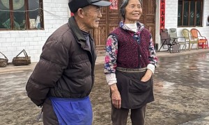 儿子离世8年，母亲珍藏其生前砍的最后一堆柴 对话老人：儿子葬在家旁，每天回家都能看一眼