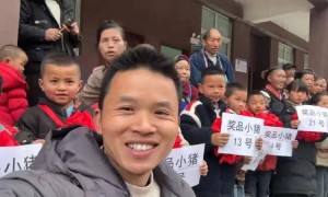 贵州山村小学24名学生获奖小猪，抓阄分配现场牵走