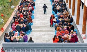 “不敢生病，不敢消费”，农民养老金该怎么涨？