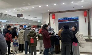 一次性出手8公斤金条！金价高位震荡，千万元级套现频频