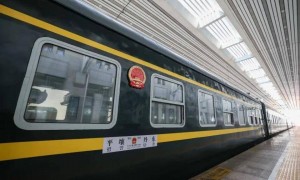 丹东与平壤间国际旅客列车正式开行，有朝鲜籍旅客表示当天就到线下购买了车票，中国铁路：中朝国际旅客列车将进一步促进两国人员往来
