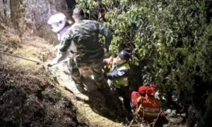 昆明一翼装飞行者挂在“望天崖”峭壁上5小时后获救